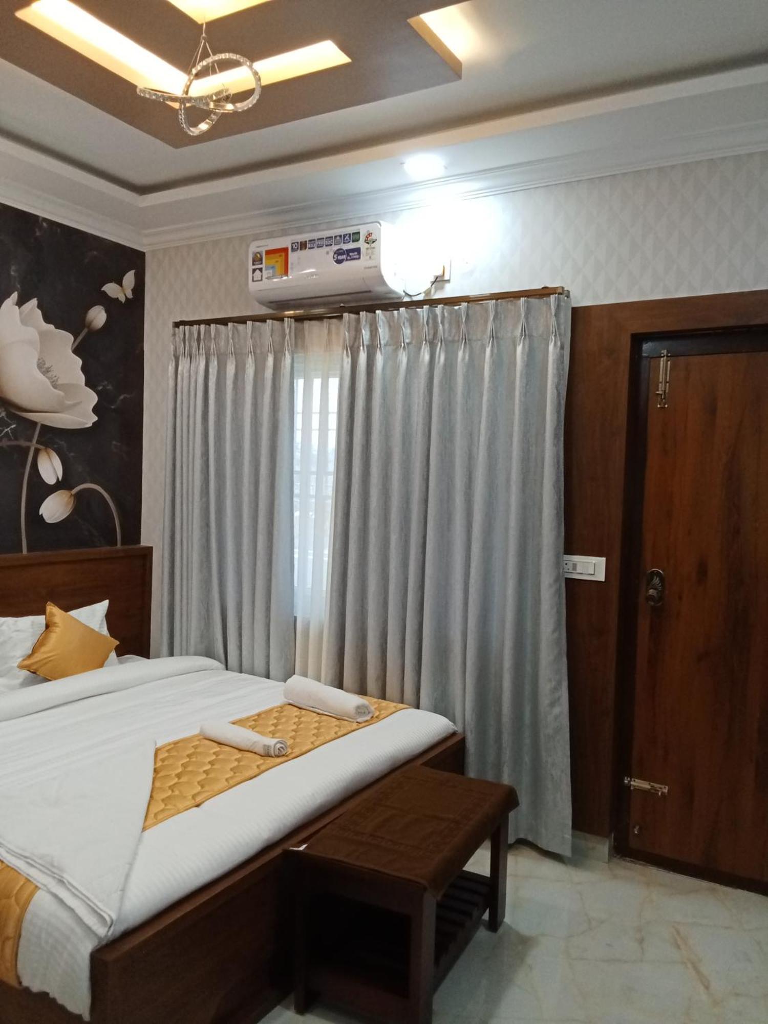 Golden Residency Hotel Kushalnagar Exterior photo